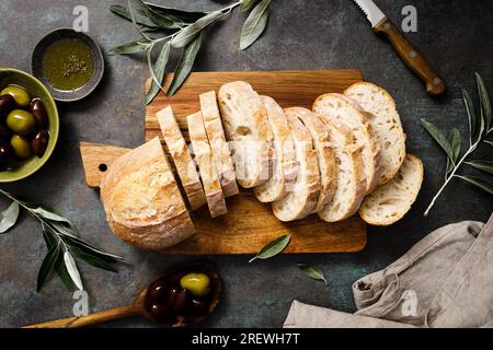 Ciabatta-Brot auf einem Brett geschnitten, Draufsicht Stockfoto
