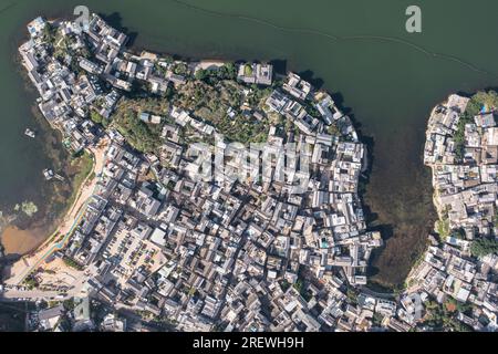 Dorf und See. Foto in Shuanglang, Yunnan, China. Stockfoto