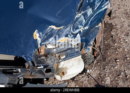 Blaues Auto nach einem Unfall, bei dem der vordere Teil des Autos beschädigt ist, die Haube, Stoßstange und Motor des Autos nach dem Unfall beschädigt werden, clos Stockfoto