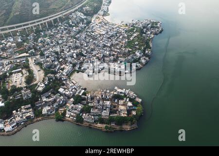 Dorf und See. Foto in Shuanglang, Yunnan, China. Stockfoto