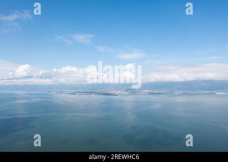 Blauer Himmel und See. Foto in Erhai, Yunnan, China. Stockfoto