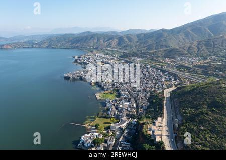 Dorf und See. Foto in Shuanglang, Yunnan, China. Stockfoto