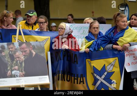 Nicht exklusiv: VINNYTSIA, UKRAINE - 27. JULI 2023 - Mitglieder der Öffentlichkeit halten während einer Kundgebung zur Unterstützung des ukrainischen Militärpersonals Plakate, MIS Stockfoto