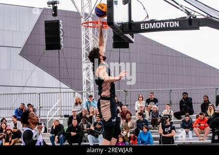 Edmonton, Kanada. 28. Juli 2023. Amsterdams (HiPro NED) (1) Maarten Bouwknecht legt während der Qualifikation für den Halt Edmonton auf der FIBA 3x3 World Tour for1 in der FIBA 3x3 2023-Action auf. Amsterdam 21:9 Toronto (CAN) Kredit: SOPA Images Limited/Alamy Live News Stockfoto