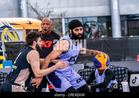 Edmonton, Kanada. 28. Juli 2023. Torontos KBA (CAN) (6) Bikramjit Gil arbeitet in Amsterdam (HiPro NED) (1) Maarten Bouwknecht in FIBA 3x3 2023 Action während der Qualifikation für den Halt Edmonton auf der FIBA 3x3 World Tour. Amsterdam Toronto Gutschein 21:9: SOPA Images Limited/Alamy Live News Stockfoto