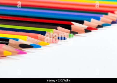 Gewöhnliche farbige Holzbleistift mit weichem Blei in verschiedenen Farben für Zeichnung und Kreativität, Nahaufnahme von Bleistiften nach dem Schärfen und mit, Bleistift ma Stockfoto