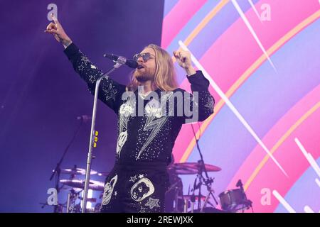 Der britische Sänger Songwriter und die Persönlichkeit der sozialen Medien Sam Ryder tritt live auf der Bühne im Camp Bestival in Lulworth auf. Sam Ryder wurde durch TikTok entdeckt, nachdem er während der ersten Abriegelung der COVID-19-Pandemie im März 2020 Musikcover veröffentlicht hatte. Er vertrat das Vereinigte Königreich beim Eurovision Song Contest 2022 mit dem Song "Space man" und beendete den ersten Platz in der Jury-Abstimmung und den zweiten Platz insgesamt. Stockfoto