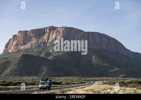 Mt. Ololokwe Touristenattraktion in Kenia Samburu Sacred Table Mountain Wanderung Mt. Ololokwe Samburu Nordkenia der Heilige Tafelberg unverwechselbar Stockfoto