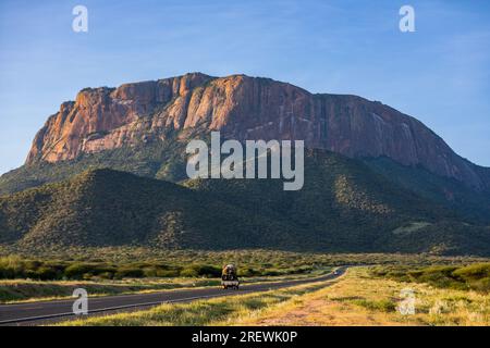 Mt. Ololokwe Touristenattraktion in Kenia Samburu Sacred Table Mountain Wanderung Mt. Ololokwe Samburu Nordkenia der Heilige Tafelberg unverwechselbar Stockfoto