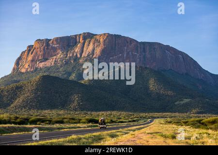 Mt. Ololokwe Touristenattraktion in Kenia Samburu Sacred Table Mountain Wanderung Mt. Ololokwe Samburu Nordkenia der Heilige Tafelberg unverwechselbar Stockfoto