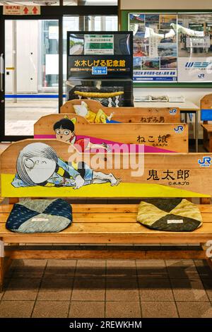 Juni 2023, Sakaiminato. Holzbänke mit Bildern von Figuren aus Mizuki Shigerus Manga GeGeGe no Kitaro im Bahnhof Sakaiminato Stockfoto