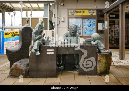 Juni 2023, Sakaiminato. Mizuki Shigeru hat mit seinen Yokai-Figuren aus seiner Manga GeGeGe no Kitaro vor dem Bahnhof Sakaiminato fotografiert. Stockfoto