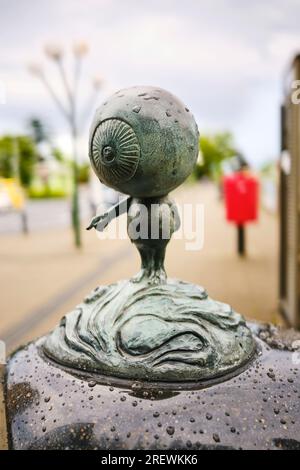 Juni 2023, Sakaiminato. Yokai-Statuen (übernatürliche Wesen) aus Mizuki Shigerus berühmtem Manga GeGeGeGe no Kitaro entlang der Mizuki Shigeru Road. Stockfoto