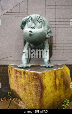 Juni 2023, Sakaiminato. Yokai-Statuen (übernatürliche Wesen) aus Mizuki Shigerus berühmtem Manga GeGeGeGe no Kitaro entlang der Mizuki Shigeru Road. Stockfoto