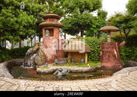 Juni 2023, Sakaiminato. Wahrzeichen entlang der Mizuki Shigeru Road, bestehend aus verschiedenen Yokai-Figuren aus der Manga GeGeGe no Kitaro Stockfoto