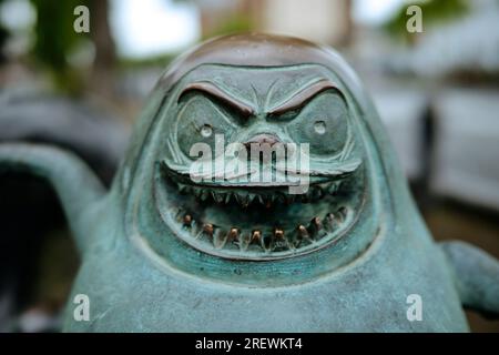 Juni 2023, Sakaiminato. Yokai-Statuen (übernatürliche Wesen) aus Mizuki Shigerus berühmtem Manga GeGeGeGe no Kitaro entlang der Mizuki Shigeru Road. Stockfoto