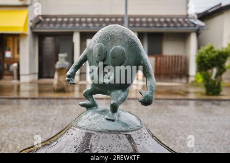 Juni 2023, Sakaiminato. Yokai-Statuen (übernatürliche Wesen) aus Mizuki Shigerus berühmtem Manga GeGeGeGe no Kitaro entlang der Mizuki Shigeru Road. Stockfoto