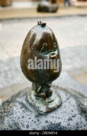 Juni 2023, Sakaiminato. Yokai-Statuen (übernatürliche Wesen) aus Mizuki Shigerus berühmtem Manga GeGeGeGe no Kitaro entlang der Mizuki Shigeru Road. Stockfoto