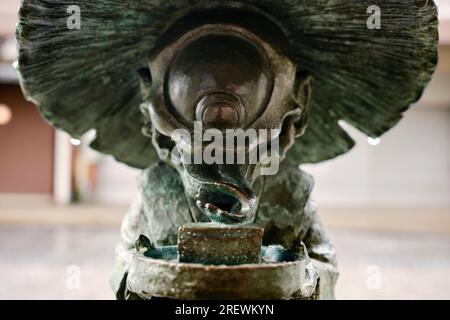 Juni 2023, Sakaiminato. Yokai-Statuen (übernatürliche Wesen) aus Mizuki Shigerus berühmtem Manga GeGeGeGe no Kitaro entlang der Mizuki Shigeru Road. Stockfoto