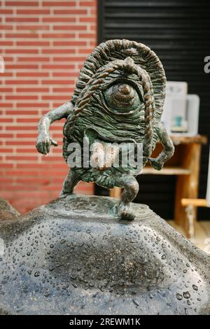 Juni 2023, Sakaiminato. Yokai-Statuen (übernatürliche Wesen) aus Mizuki Shigerus berühmtem Manga GeGeGeGe no Kitaro entlang der Mizuki Shigeru Road. Stockfoto