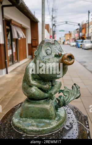 Juni 2023, Sakaiminato. Yokai-Statuen (übernatürliche Wesen) aus Mizuki Shigerus berühmtem Manga GeGeGeGe no Kitaro entlang der Mizuki Shigeru Road. Stockfoto