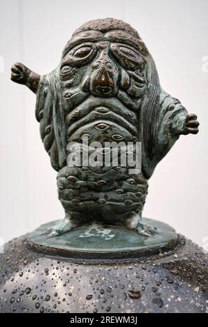 Juni 2023, Sakaiminato. Yokai-Statuen (übernatürliche Wesen) aus Mizuki Shigerus berühmtem Manga GeGeGeGe no Kitaro entlang der Mizuki Shigeru Road. Stockfoto