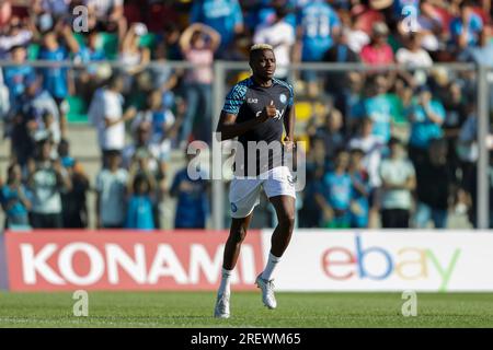 Der nigerianische Stürmer Victor Osimhen von SSC Neapel schaut vor dem Freundschaftsspiel SSC Napoli gegen Hatayspor. Stockfoto