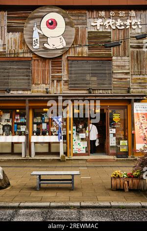 Juni 2023, Sakaiminato Stadt. Einkaufsmöglichkeiten an der Mizuki Shigeru Road. Stockfoto