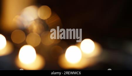Weiche Reflexionen von Kerzen in einer Linsenkugel. Verschwommen. Stockfoto