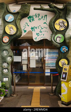 Juni 2023, Sakaiminato. Dekoration von Figuren aus GeGeGe no Kitaro Manga, die Besucher in Sakaiminato Stadt am Bahnhof Sakaiminato begrüßen Stockfoto