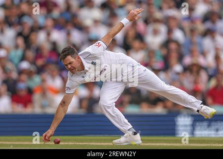 James Anderson aus England wirft seinen eigenen Ball aus einem Schuss von David Warner aus Australien während des Spiels LV= Insurance Ashes Fifth Test Series Day Four England gegen Australien im Kia Oval, London, Großbritannien, 30. Juli 2023 (Foto von Mark Cosgrove/News Images) Stockfoto