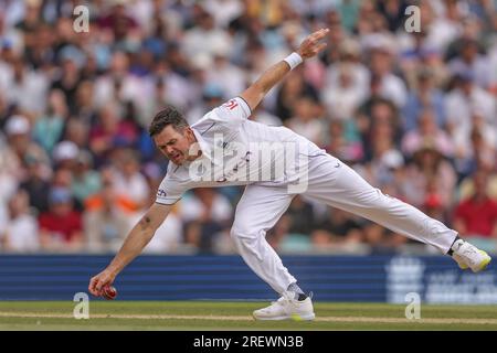 James Anderson aus England wirft seinen eigenen Ball aus einem Schuss von David Warner aus Australien während des Spiels LV= Insurance Ashes Fifth Test Series Day Four England gegen Australien im Kia Oval, London, Großbritannien, 30. Juli 2023 (Foto von Mark Cosgrove/News Images) Stockfoto