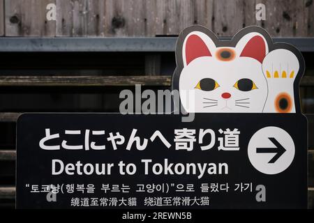 Am 2023. Juni in Tokoname. Niedliche, winkende Katze (Manekineko) Schild entlang des Tokoname Pottery Path Stockfoto