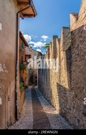 Straße in der Altstadt von Malcesine am Gardasee in Italien. Stockfoto