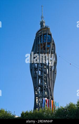 Bild des Pyramiedenkogels am Woerthersee unter wolkenlosem Himmel Stockfoto