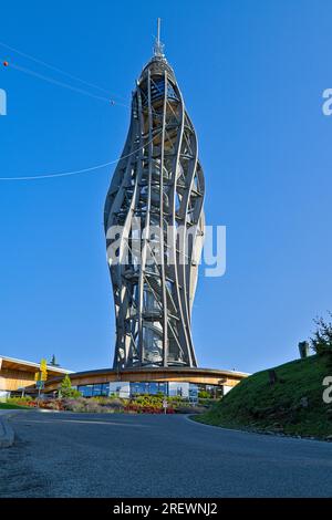 Bild des Pyramiedenkogels am Woerthersee unter wolkenlosem Himmel Stockfoto