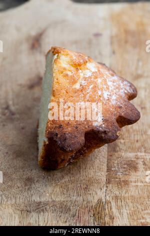 Weizensüße Cupcake, aufgeteilt in mehrere Teile, Dessert Cupcake, aus Mehl, Zucker und anderen Zutaten, Cupcake auf dem Tisch ohne Menschen Stockfoto