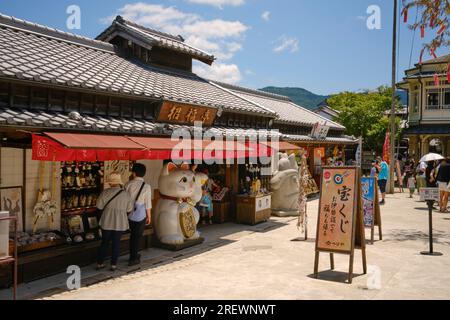 Juli 2023, Ise, Präfektur Mie. Okage Yokocho, ein kleines Viertel entlang Oharaimachi mit verschiedenen Geschäften und Restaurants Stockfoto