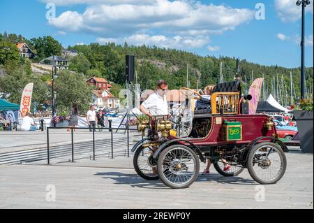 Auf dem klassischen Festival, das vom 28. Bis 29. Juli 2023 in der schwedischen Küstenstadt Valdemarsvik stattfindet, werden alte Oldtimer und Boote ausgestellt. Stockfoto