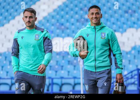 Sheffield, Großbritannien. 29. Juli 2023. Der Verteidiger am Sheffield-Mittwoch, Pol Valentin und Juan Delgado, treffen vor dem Sheffield Wednesday FC gegen Luton Town FC Pre-Season Friendly im Hillsborough Stadium, Sheffield, Großbritannien am 29. Juli 2023 ein. Gutschrift: Jede zweite Media/Alamy Live News Stockfoto