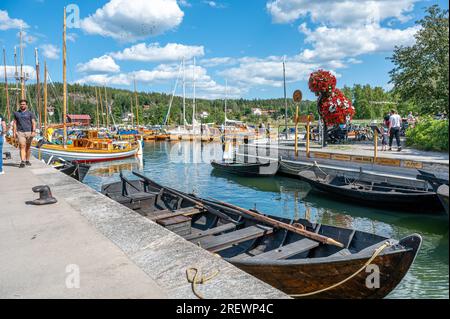 Valdemarsvik, Schweden - 29. Juli 2023: Das klassische Festival in der Ostseestadt Valdemarsvik zeigt alte Oldtimer und Boote. Stockfoto