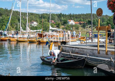 Valdemarsvik, Schweden - 29. Juli 2023: Das klassische Festival in der Ostseestadt Valdemarsvik zeigt alte Oldtimer und Boote. Stockfoto