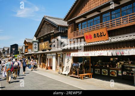 Juli 2023, Ise, Präfektur Mie. Oharaimachi ist eine kilometerlange Straße, die von vielen traditionellen Gebäuden auf dem Weg zum inneren Schrein von Ise gesäumt ist Stockfoto