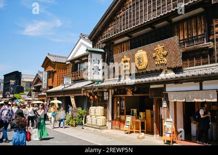 Juli 2023, Ise, Präfektur Mie. Oharaimachi ist eine kilometerlange Straße, die von vielen traditionellen Gebäuden auf dem Weg zum inneren Schrein von Ise gesäumt ist Stockfoto