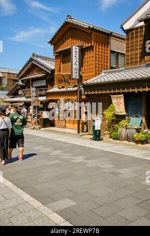 Juli 2023, Ise, Präfektur Mie. Oharaimachi ist eine kilometerlange Straße, die von vielen traditionellen Gebäuden auf dem Weg zum inneren Schrein von Ise gesäumt ist Stockfoto