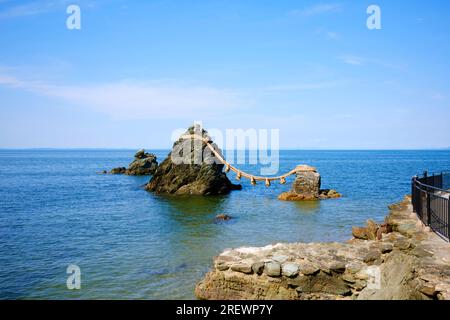 Juli 2023, Ise, Präfektur Mie. Die verflochtenen Felsen (Meoto Iwa) Stockfoto