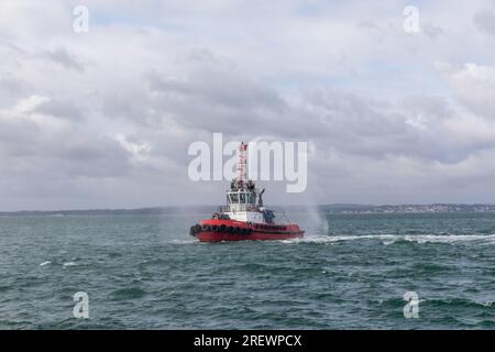 SMS Towage Limited Fire Schlepper Scotsman im Solent bei Portsmouth. Sprühnebel vom Bordhydranten Stockfoto