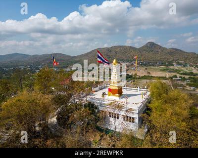 Draufsicht auf Wat Khao Sanam Chai, einen thailändischen buddhistischen Tempel in Hua hin, Prachuap Khiri Khan, Thailand. Stockfoto