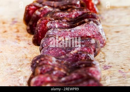 Köstliche Fleischstücke mit Schmalz, Fleischprodukte aus natürlichem Schweinefleisch mit Schmalz, Würstchen von einem indu Stockfoto