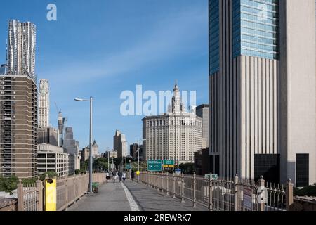 Architektonische Details der Brooklyn Bridge, einer hybriden Seilbahn-/Hängebrücke in New York City, zwischen den Stadtteilen Manhattan und Brooklyn. Stockfoto